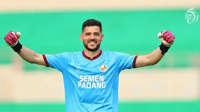 Aksi Arthur Silva bersama Semen Padang pada laga BRI Liga 1 2024/2025 (c) PT LIB
