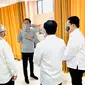 Jokowi melihat langsung uji klinis Vaksin COVID-19 atau Vaksin Corona Sinovac hari pertama di Bandung. Tampak, Menteri Kesehatan RI Terawan Agus Putranto dan Menteri BUMN Erick Tohir mendampingi Presiden Jokowi. (Foto: Sekretariat Presiden)