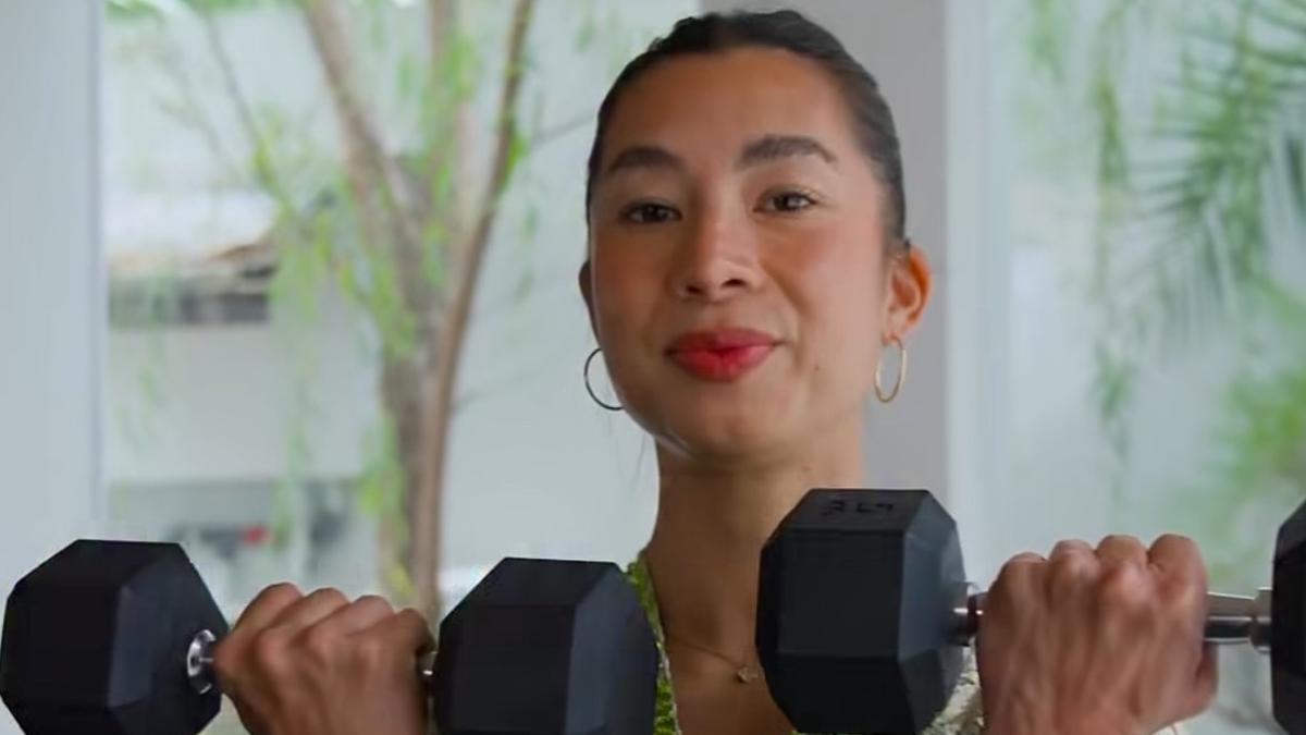 Strong Women, Aksi Jennifer Bachdim Rayakan Hari Kartini Kenakan Kebaya saat Workout