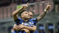 Pemain Inter Milan Lautaro Martinez (depan) merayakan bersama Danilo D'Ambrosio usai mencetak gol ke gawang Fiorentina pada pertandingan Serie A di Stadion San Siro, Milan, Italia, Sabtu (26/9/2020). Inter Milan mengalahkan Fiorentina dengan skor 4-3. (AP Photo/Luca Bruno)