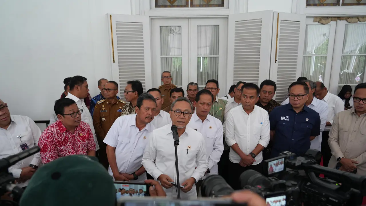 Menteri Koordinator Bidang Pangan Zulkifli Hasan (Zulhas) usai Rapat Koordinasi Bidang Pangan di Gedung Pakuan, Kota Bandung, Jawa Barat, Selasa (24/12/2024).