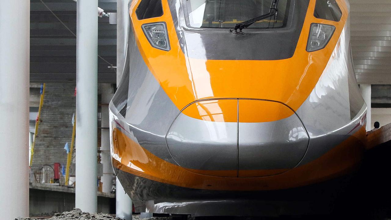 Rangkaian Kereta Cepat Jakarta-Bandung Terparkir di Stasiun Tegalluar