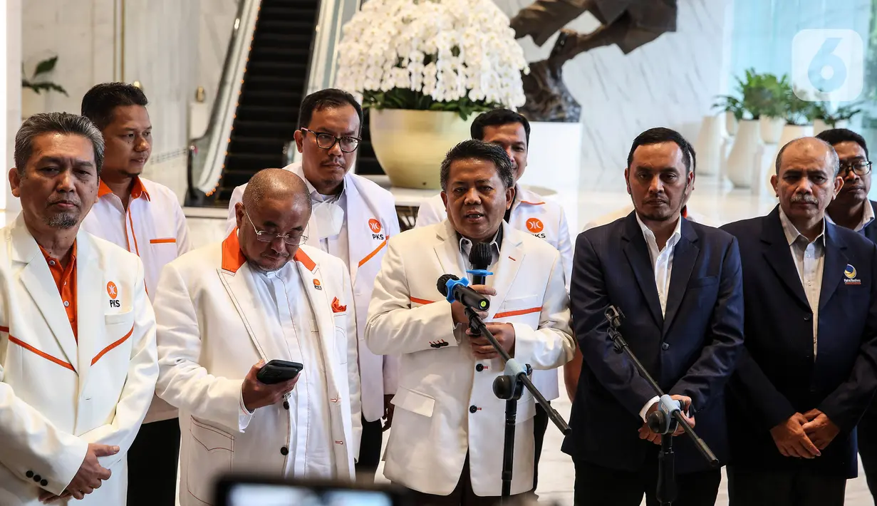 Ketua DPP Partai NasDem Willy Aditya dan Fauzi Amro beserta Wakil Ketua Majelis Syura PKS Sohibul Iman (tengah), Sekretaris Jenderal PKS Habib Aboe Bakar Alhabsyi, dan Ketua DPP PKS Al Muzammil Yusuf  memberikan keterangan sebelum pertemuan tertutup di NasDem Tower, Jakarta, Jumat (3/2/2023). Pertemuan tersebut membahas langkah-langkah strategis sesama anggota koalisi perubahan. (Liputan6.com/Johan Tallo)