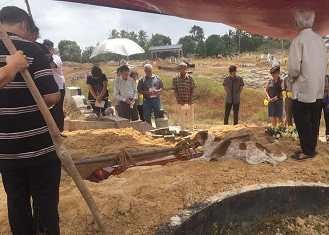 Bobby berlari sejauh 3,2 km untuk mengantarkan jenazah sahabatnya | Photo: Copoyright boredpanda.com