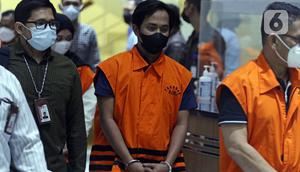 Bupati Penajam Paser Utara Kalimantan Timur, Abdul Gafur Mas’ud (tengah) jelang rilis penahanan tersangka di Gedung KPK, Jakarta, Kamis (13/1/2022). Abdul Gafur Mas’ud ditetapkan sebagai tersangka terkait kasus dugaan suap pengadaan barang dan jasa serta perijinan. (Liputan6.com/Helmi Fithriansyah)