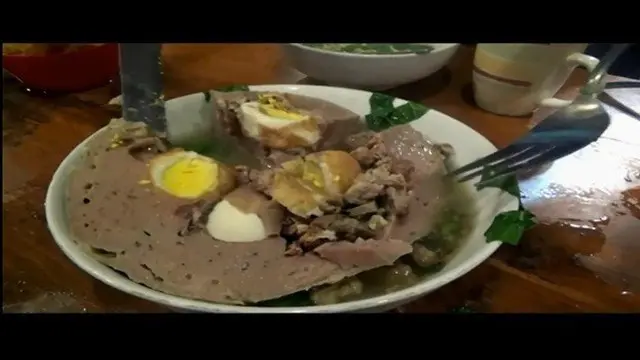 Ukuran bakso yang disajikan di warung yang berada di kawasan Nologaten, Sleman, Yogyakarta ini tersedia dengan berbagai ukuran.