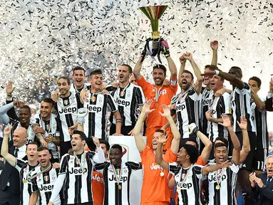 Para pemain Juventus merayakan keberhasilan meraih gelar juara Serie A Italia di Stadion Juventus, Turin, Minggu (14/5/2016). (AFP/Giuseppe Cacace) 