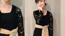 Dipadukan dengan rok Batik berwarna biru gelap dengan selendang creme dan bros silver [@ayutingting92]