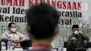 Menteri Koordinator bidang Pembangunan Manusia dan Kebudayaan Muhadjir Effendy (kanan) memberikan paparan disaksikan Ketua MPR Bambang Soesatyo (kiri) dalam diskusi empat pilar di Kompleks Parlemen, Senayan, Jakarta, Rabu (2/12/2020). (Liputan6.com/Johan Tallo)