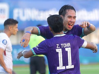 Pemain Persita Tangerang, Ryuji Utomo bersama Muhammad Toha merayakan kemenangan atas Persik Kediri dalam lanjutan BRI Liga 1 di Indomilk Arena, Tangerang, Jumat (7/2/2025). (Bola.com/M Iqbal Ichsan)