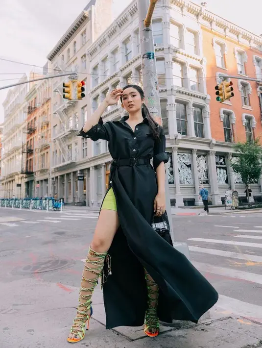 Tampil beda, gaya Febby Rastanty dengan dress berdetail slit dan short pants warna hijau neon ini bisa kamu jadikan inspirasi. Untuk mempermanis tampilan bisa kenakan belt dan strappy heels. (Instagram/febbyrastanty).