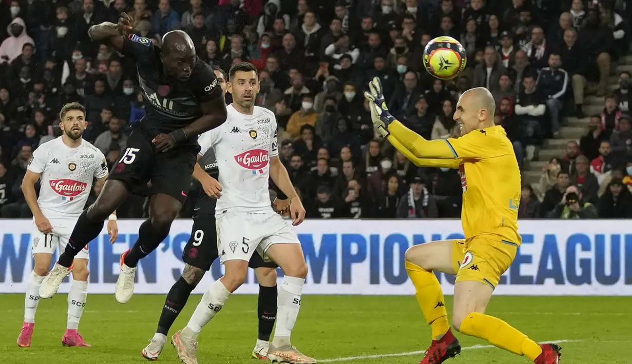 PSG baru berhasil menyamakan skor 1-1 di babak kedua pada menit ke-69. Tandukan dari Danilo Pereira usai menerima umpan Kylian Mbappe tidak mampu diantisipasi kiper Angers, Paul Bernardoni. (AP/Francois Mori)