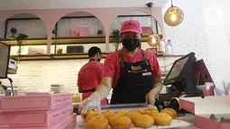 Pramuniaga menyiapkan hampers donat di salah satu outlet Tomaple di Jakarta, Sabtu (08/5/2021). Selama bulan suci Ramadan penjualan hampers Tomaple Gourmet Potato Donuts yang berdiri sejak 2019 dengan menu andalan donat kentang ini meningkat 10 persen. (Liputan6.com/HO/Tomaple)