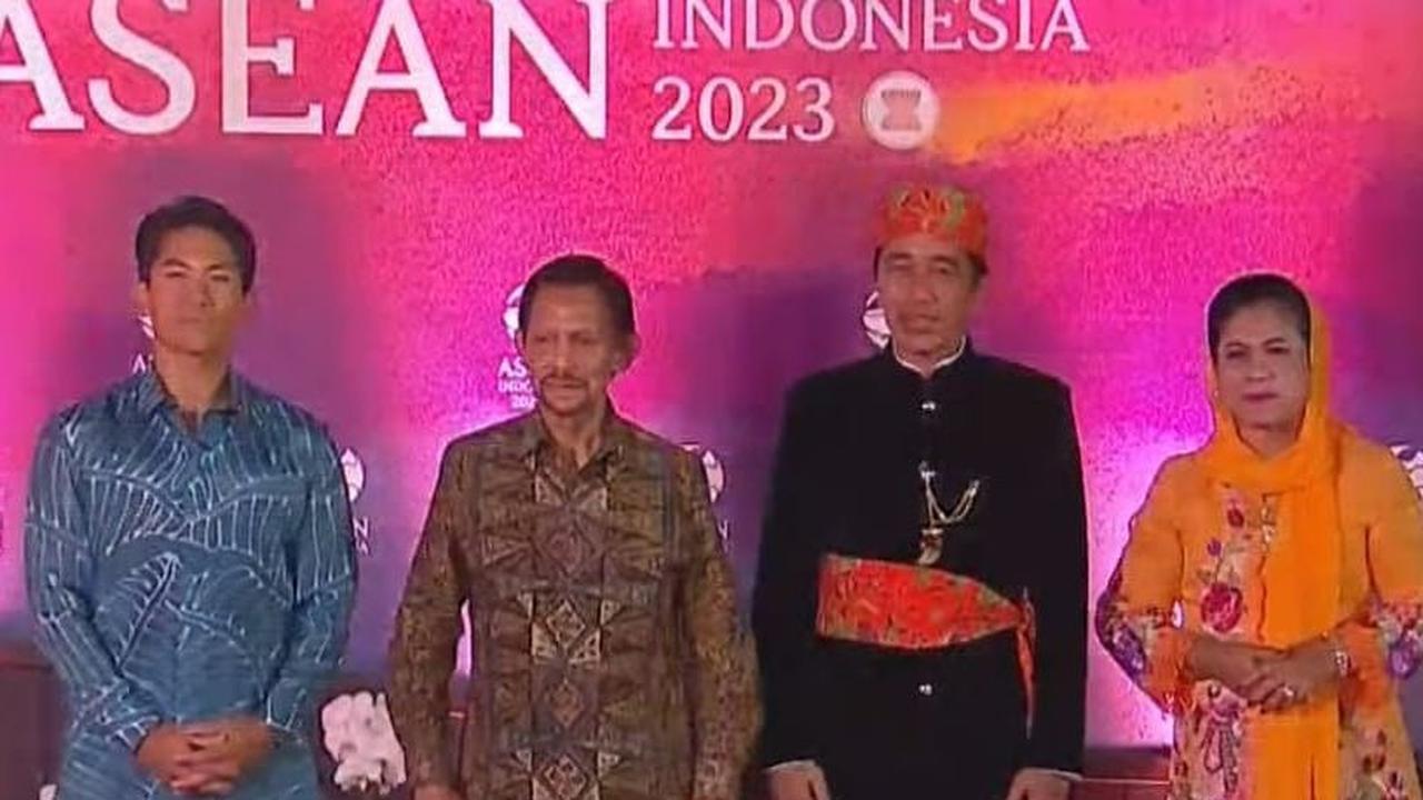 Presiden Joko Widodo (Jokowi) dan Ibu Iriana hadir dalam gala dinner KTT ASEAN yang digelar di Hutan Kota by Plataran, Senayan. Keduanya kompak mengenakan baju adat Betawi.
