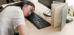 Duduk seharian, menatap layar, dan dikejar deadline bisa membuat tubuh serta pikiran cepat lelah. Beberapa kebiasaan sederhana bisa membantu pekerja kantoran tetap sehat dan produktif tanpa harus mengubah rutinitas secara drastis. (Foto/Dok: Pexels)