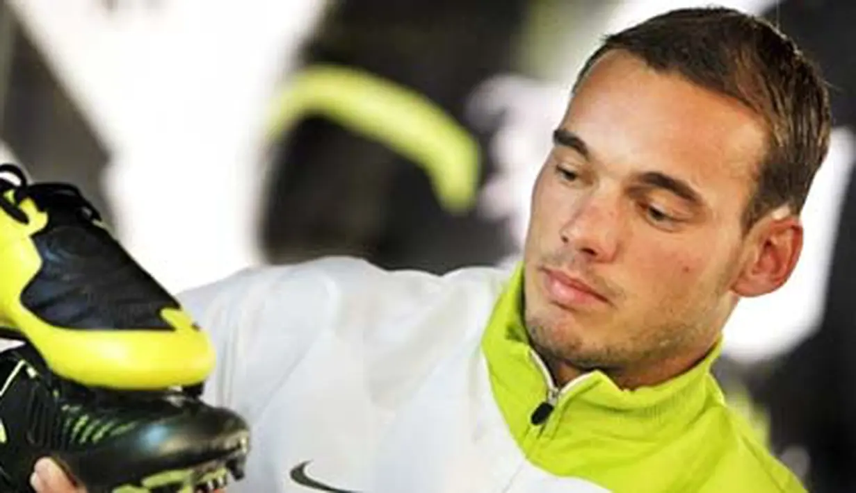 Gelandang Real Madrid asal Belanda, Wesley Sneijdersedang mengamati sepatu Nike baru di ajang promosi Total 90 Laser II yang digelar di Hilversum, 15 April 15, 2008. AFP PHOTO/KOEN VAN WEEL