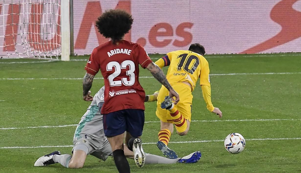 Penyerang Barcelona, Lionel Messi berusaha melewati kiper Osasuna, Sergio Herrera pada pertandingan lanjutan La Liga Spanyol di stadion El Sadar di Pamplona, Spanyol, Minggu (7/3/2021). Dengan kemenangan ini, Barcelona mengantongi 56 poin dari 26 pertandingan. (AP Photo/Alvaro Barrientos)