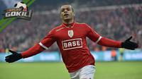 Video replay solo run yang dilakukan Mathieu Dossevi, penyerang sayap Standard Liege yang berakhir dengan gol indah.