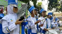 Sejumlah siswa difabel dari pelajar Panti Sosial Bina Netra (PSBN) Tan Miyat, Bekasi mahir dalam menggunakan alat marching band.