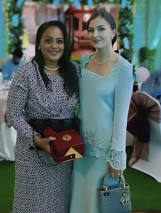 Kebaya kurung dengan potongan leher berbeda disertai aksen bordir dan warna biru menyegarkan hadirkan kesan yang lebih modern.  [Foto: Instagram/ Anisha Rosnah]