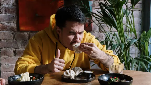 Orang yang Paling Terakhir Selesai Makan