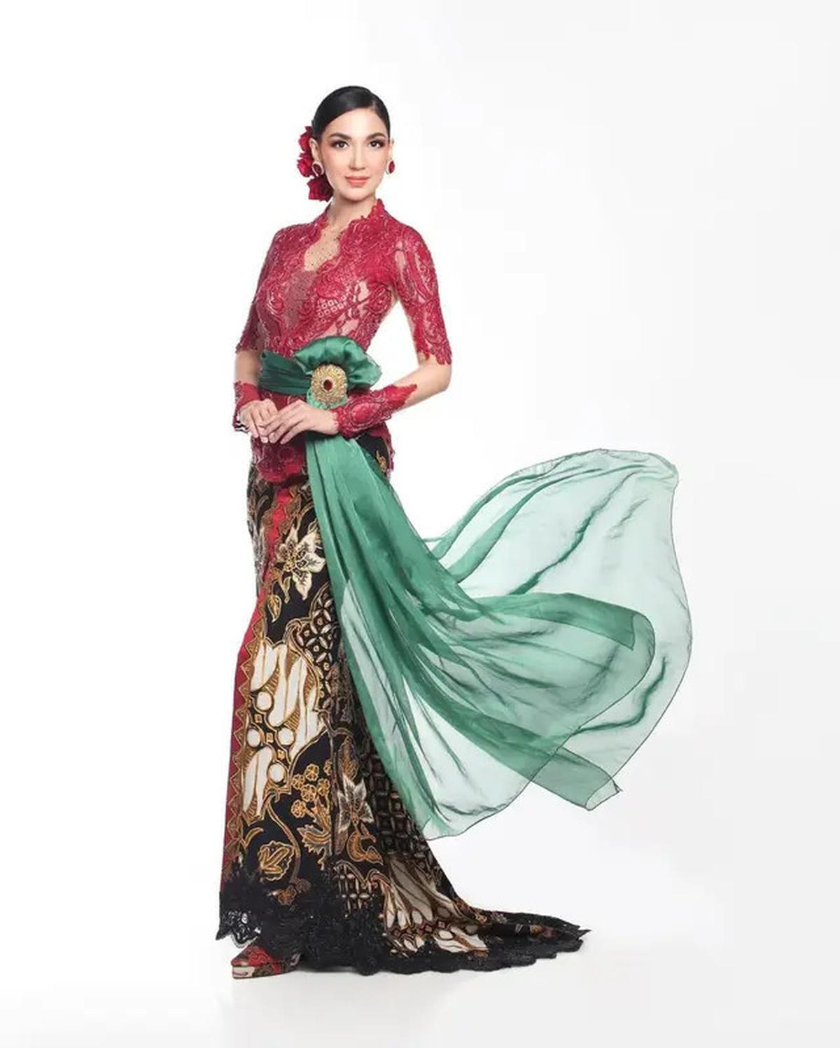6 Gaya Ghina Raihanah saat Pakai Kebaya, Elegan Memesona