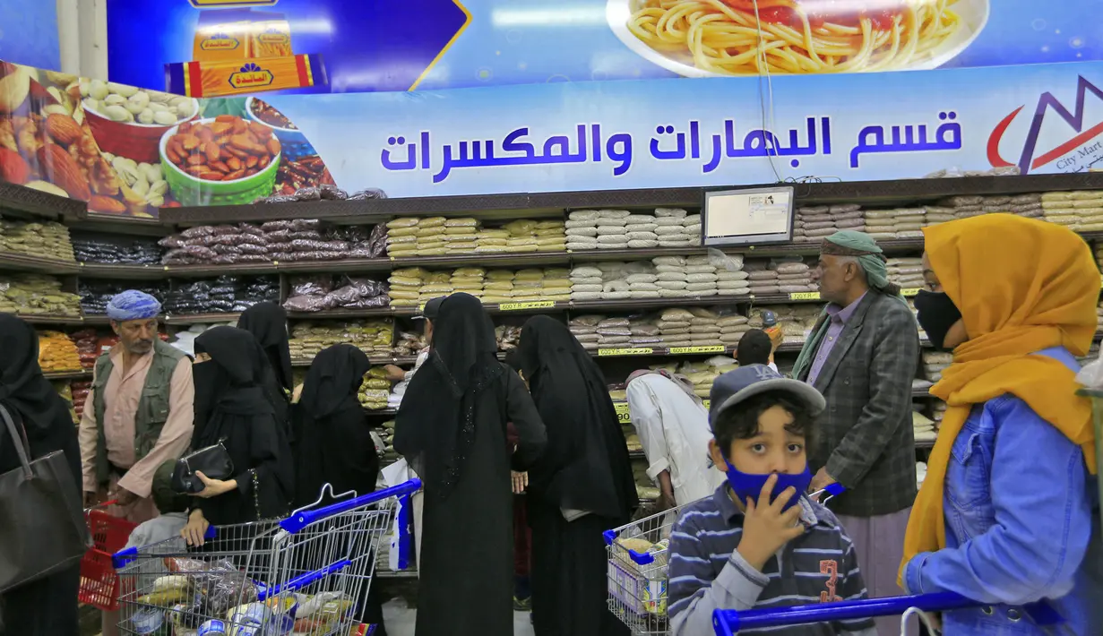 Pengunjung berbelanja bahan makanan dan persediaan saat mereka mempersiapkan diri seminggu menjelang bulan suci puasa Ramadan di supermarket di ibu kota Yaman, Sanaa, Selasa (6/4/2021). (AFP Photo/Mohammed Huwais)