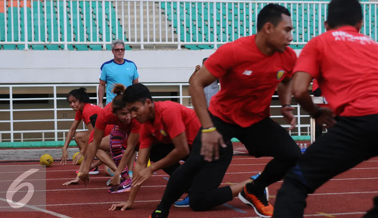 Pelatih Harry W Marra (kiri) mengawasi latihan atlet atletik Indonesia di Stadion Pakansari, Kab Bogor, Selasa (14/2). Harry merupakan pelatih yang membawa Ashton Eaton meraih emas Olimpiade London 2012 dan Rio 2016. (Liputan6.com/Helmi Fithriansyah)