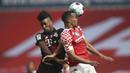 Striker Bayern Munich, Kingsley Coman (kiri) berduel udara dengan striker FSV Mainz, Robin Quaison dalam laga lanjutan Liga Jerman 2020/2021 pekan ke-31 di Opel Arena, Mainz, Sabtu (24/4/2021). Bayern Munich kalah 1-2 dari FSV Mainz. (AP/dpa)