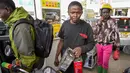 Seorang pria antre untuk mengisi wadah dengan bahan bakar yang masih tersedia di salah satu pompa bensin di Hurlingham, Nairobi, 14 April 2022. Selama berminggu-minggu Kenya menderita kekurangan di pompa bensin dengan ada yang tidak memiliki bahan bakar sama sekali (AP Photo/Khalil Senosi)
