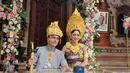 Berlangsung di Bali, Laura Theux dan Indra Brotolaras melangsungkan pernikahan dengan adat Bali [@ardhiapramayanti]