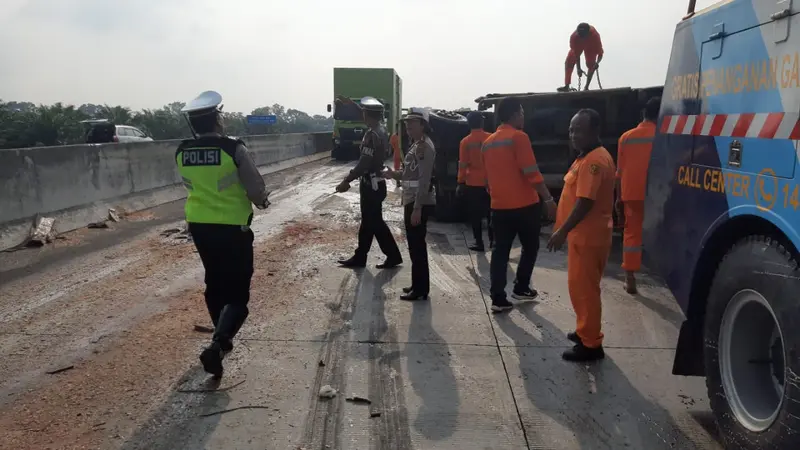 Kecelakaan lalu lintas (Lakalantas) terjadi di Jalan Tol Tebing Tinggi