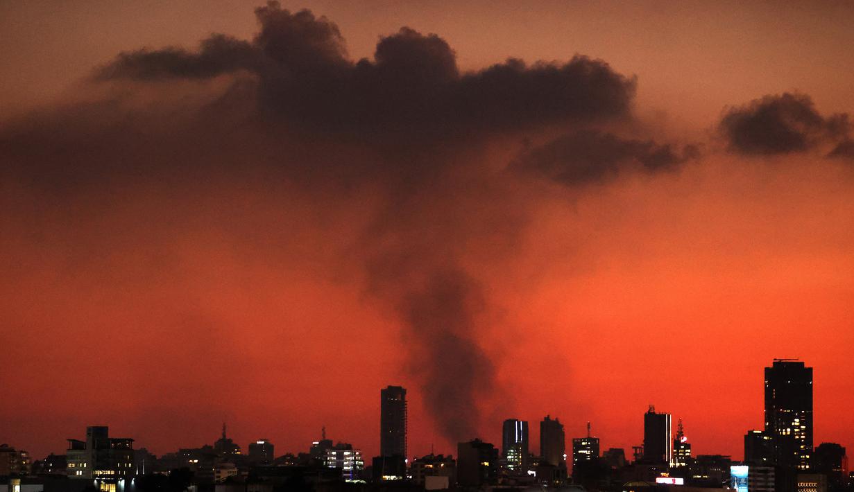 Sebelumnya, pada Selasa (12/11/2024), militer Israel membombardir wilayah Beirut selatan dengan 10 serangan udara. (PATRICK BAZ/AFP)