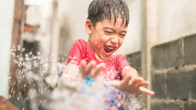 Main Air Sambil Bantu Ibu Mencuci Baju Seru Juga