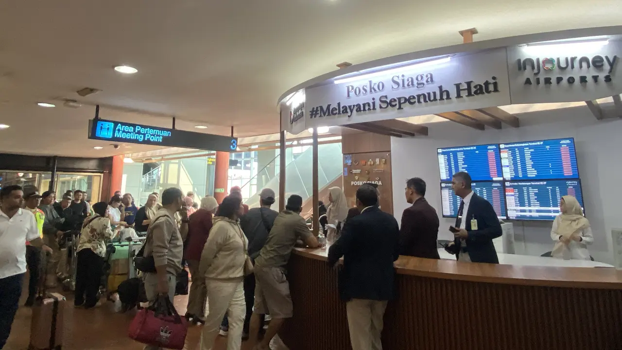 Antrean Penumpang Bus Gratis di Bandara Soetta yang Tutup Imbas Abu Vulkanik Krakatau