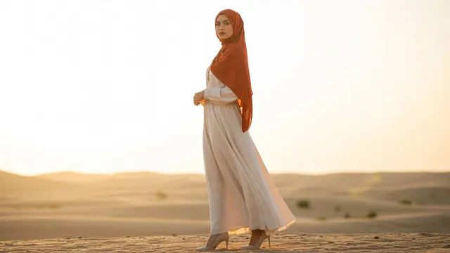 Inspirasi Warna Hijab yang Cocok untuk Baju Putih Tulang/Gemini AI