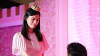 Putra miliuner China melamar kekasihnya dengan menyewa mal. (dok.Instagram @momomarioho/https://www.instagram.com/p/Bxagbu7nTwG/Henry