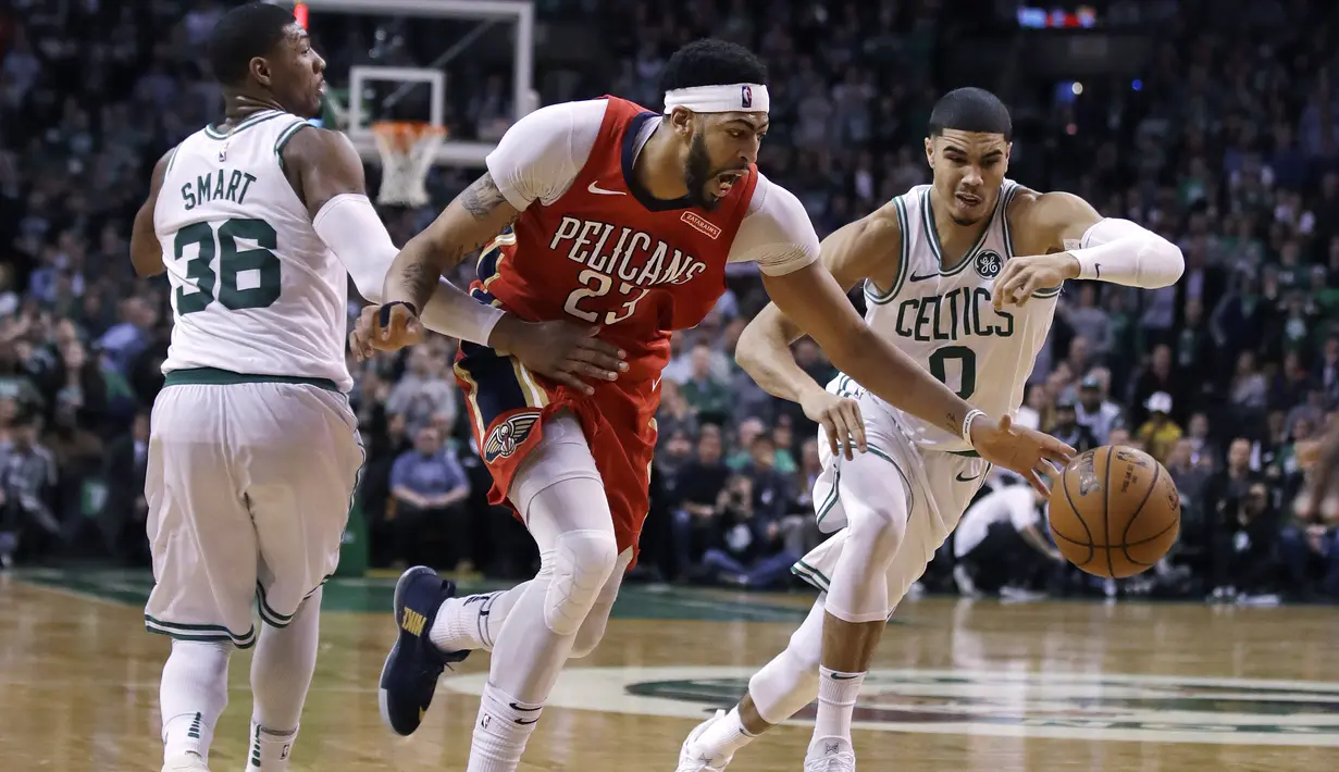 Pemain New Orleans Pelicans, Anthony Davis (23) melewati adangan pemain Boston Celtics pada laga NBA basketball game di TD Garden, Boston, (16/1/2018). Celtics kalah 113-116. (AP/Charles Krupa)