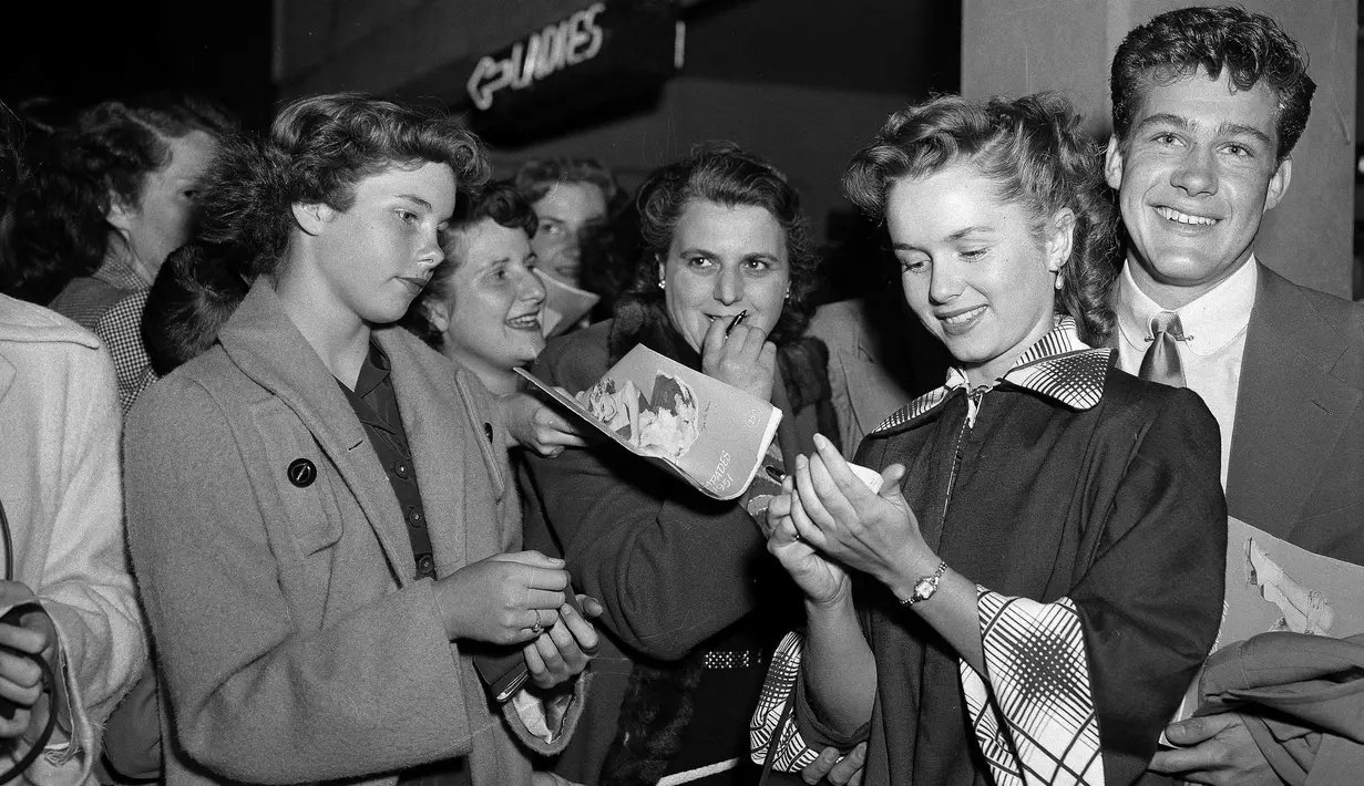 Debbie Reynolds memberikan tanda tangannya di Los Angeles, California pada 7 Mei 1951. Kabar meninggalnya Debbie Reynolds tentu mengejutkan banyak orang, terutama karena ia meninggal sehari setelah Carrie Fisher wafat. (AP Photo / Frank Filan)