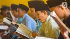 Santri membaca Al Quran saat tadarus massal awal Ramadhan 1445 H di Pondok Pesantren Modern Daarut Tarqiyah Primago, Depok, Jawa Barat, Rabu(13/3/2024). (merdeka.com/Arie Basuki)