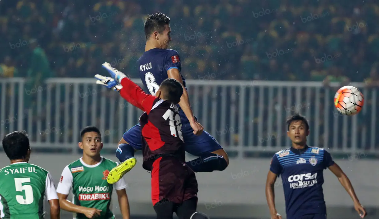 Pemain Arema Cronus, Ryuji Utomo saat mencetak gol melawan PS TNI pada laga Torabika SC 2016 di Stadion Pakansari, Bogor, Minggu (31/7/2016). (Bola.com/Nicklas Hanoatubun)