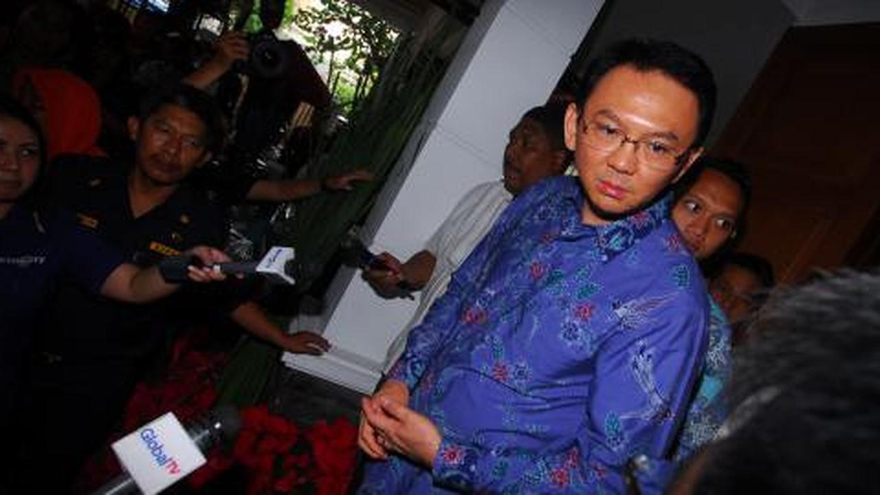 Lagi SMS-an, Ahok tak tahu mobilnya curi antrean di Tol Cawang