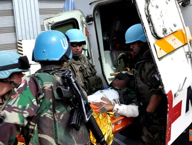 Citizen6, Lebanon:  Latihan dalam rangka menguji penetapan SOP pelaksanaan evakuasi korban anggota UNIFIL (United Nations Interim Force In Lebanon) yang dilaksanakan di Compound Perancis, Minggu (21/10). (Pengirim: Badarudin Bakri)