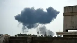 Gumpalan asap terlihat setelah jet tempur F-16 Pakistan jatuh saat latihan jelang parade militer Hari Pakistan di Islamabad, Rabu (11/3/2020). Belum ada konfirmasi lebih lanjut bagaimana nasib pilot dan co-pilot pesawat nahas tersebut. (Aamir QURESHI/AFP)