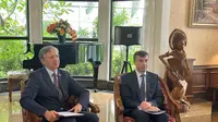 Duta Besar Rusia untuk Indonesia Sergei Gennadievich Tolchenov (kanan) dan Duta Besar Rusia untuk ASEAN Evgeny Zagaynov (kiri) dalam pernyataan pers kepada media di Jakarta, Selasa (20/8/2024). (Liputan6/Benedikta Miranti)