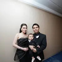Momen istimewa tersebut turut dihadiri Aaliyah Massaid yang kali ini datang bersama sang suami, Thariq Halilintar, serta buah hati mereka, Ahmad Arash Omara Thariq. [@aaliyah.massaid].