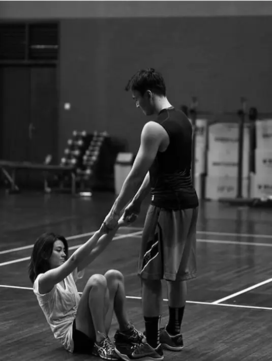 Berbeda dengan kekasihnya, atlet basket. Banyak mengunggah foto intim dalam akun Instagram pribadinya. Kemesraan, kedekatan begitu terlihat. (Instagram/saputrawijaya)