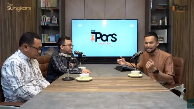 Ustaz Bendri Jaisyurrahman dan Teuku Wisnu. (Foto: SS YT Podcast The Sungkars)