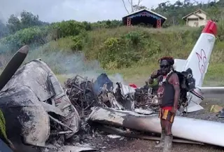 \Pesawat AMA dengan kode penerbangan PK-RCY dilaporkan dibakar KKB. (Antara)