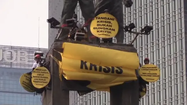 Greenpeace Bentangkan Spanduk Raksasa di Bundaran HI, Soroti Krisis Iklim